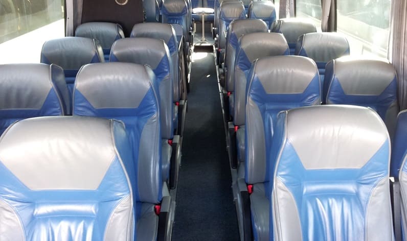 France: Coaches hire in Île-de-France in Île-de-France and Les Ulis
